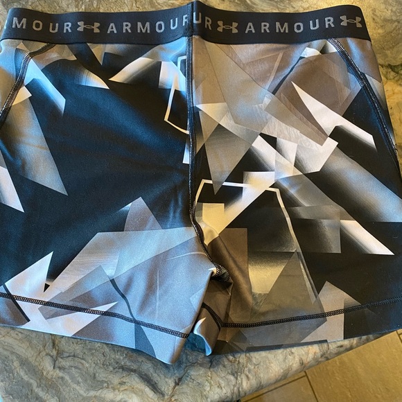 Under Armour exercise shorts, size L - Picture 3 of 3